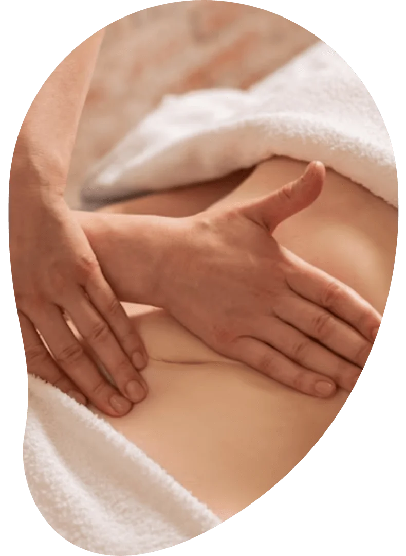 Profissional realizando drenagem linfática em paciente pós-operatório